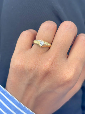 JPRG-3437/8813 Diamond Heart Ribbed Ring